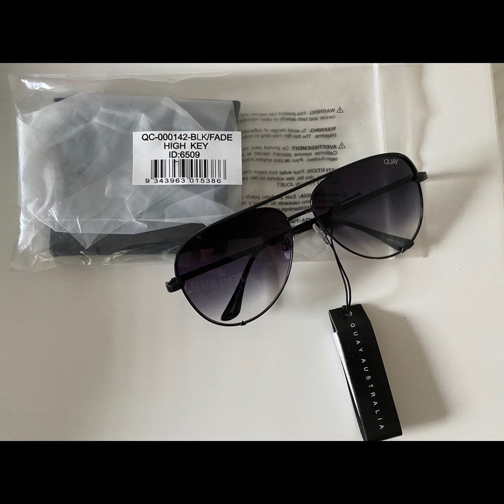 Black quay aviator sunglasses with a black rim